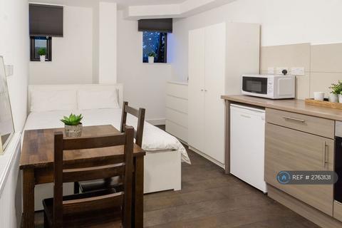 Studio to rent, Hanover House, London, NW2