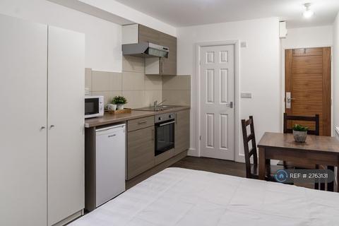 Studio to rent, Hanover House, London, NW2