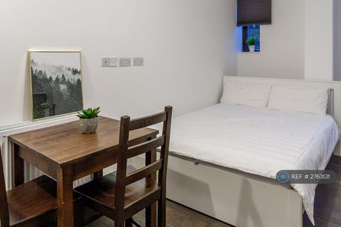 Studio to rent, Hanover House, London, NW2