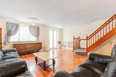3 bedroom terraced house to rent, Scott Gardens, Hounslow, TW5