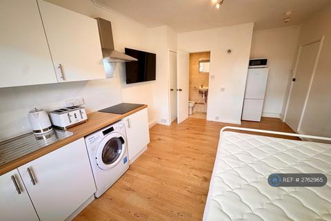 Studio to rent, Sussex Gardens, London, W2