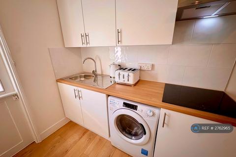 Studio to rent, Sussex Gardens, London, W2