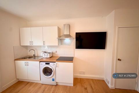 Studio to rent, Sussex Gardens, London, W2