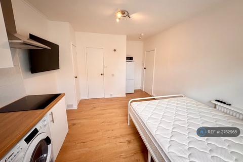 Studio to rent, Sussex Gardens, London, W2