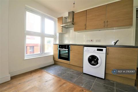 Studio to rent, Broadway, London, W13