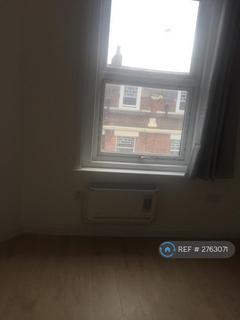 Studio to rent, Broadway, London, W13