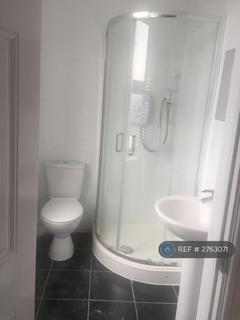 Studio to rent, Broadway, London, W13