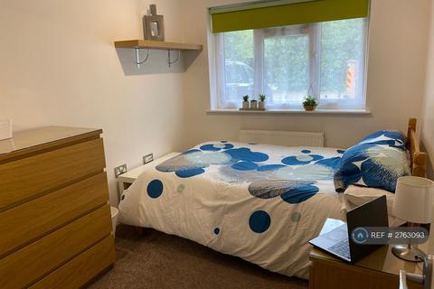 1 bedroom in a house share to rent, Rickman Crescent, Addlestone, KT15