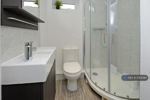1 bedroom in a house share to rent, Rickman Crescent, Addlestone, KT15