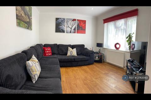 1 bedroom in a house share to rent, Rickman Crescent, Addlestone, KT15