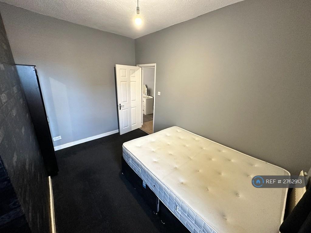 Bedroom 2: Double Bedroom