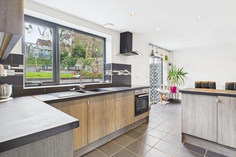2 bedroom semi-detached house to rent, Hazel Road, Kingswinford