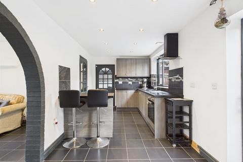 2 bedroom semi-detached house to rent, Hazel Road, Kingswinford