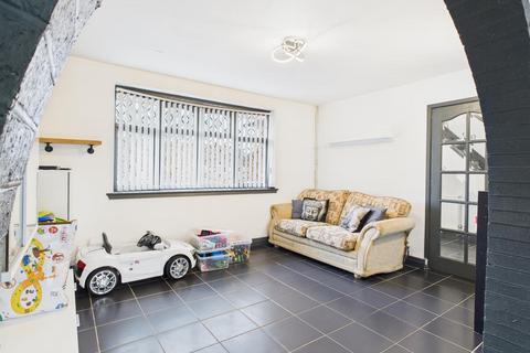 2 bedroom semi-detached house to rent, Hazel Road, Kingswinford
