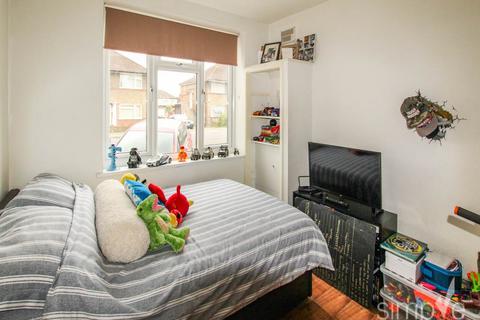 2 bedroom flat to rent, Laburnum Road, Hayes, Middlesex
