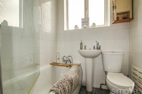 2 bedroom flat to rent, Laburnum Road, Hayes, Middlesex