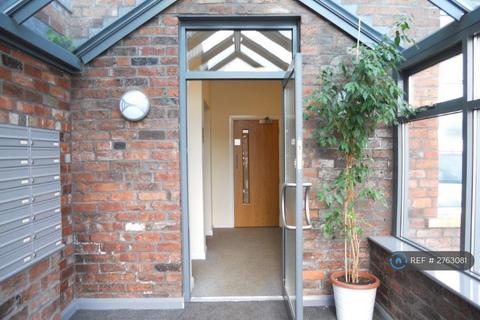 2 bedroom flat to rent, Commercial Street, Morley, LS27