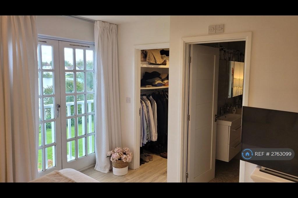 Master Bedroom Walk-In Dressing Room And Ensuite