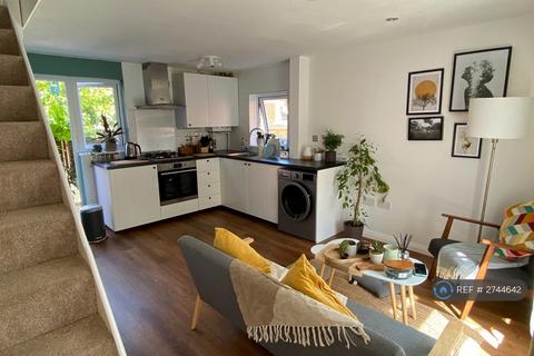1 bedroom semi-detached house to rent, Globe Pond Road, London, SE16