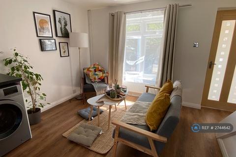1 bedroom semi-detached house to rent, Globe Pond Road, London, SE16