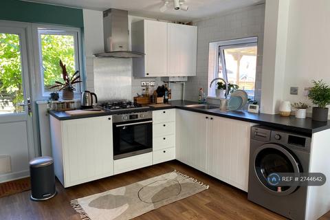 1 bedroom semi-detached house to rent, Globe Pond Road, London, SE16