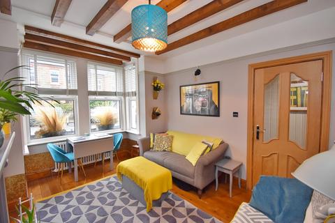 2 bedroom ground floor flat to rent, Theydon Street, Walthamstow, London. E17 8EL