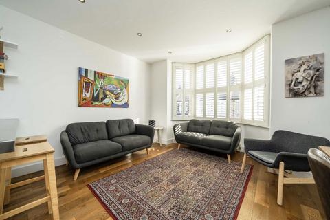 3 bedroom flat to rent, Vespan Road, London W12