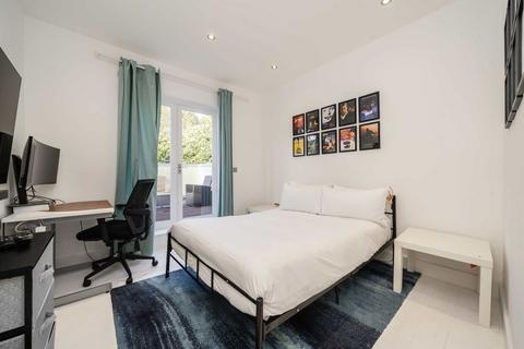 3 bedroom flat to rent, Vespan Road, London W12