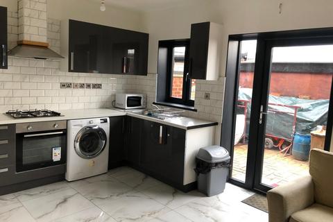6 bedroom end of terrace house to rent, Beaconsfield Road, Southall UB1