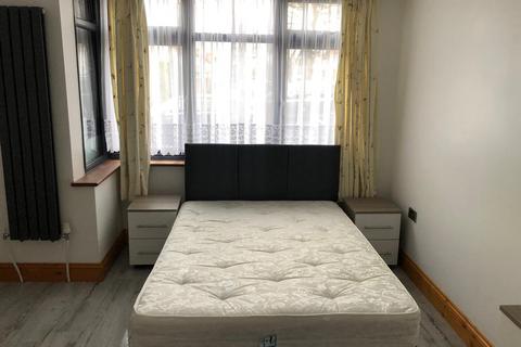 6 bedroom end of terrace house to rent, Beaconsfield Road, Southall UB1