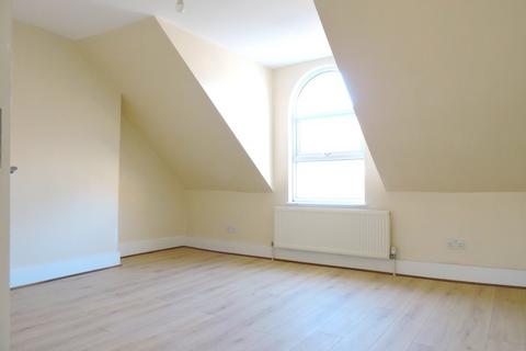 3 bedroom flat to rent, Hight Street,