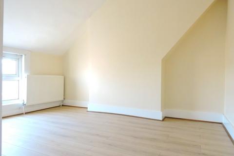 3 bedroom flat to rent, Hight Street,