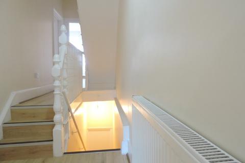 3 bedroom flat to rent, Hight Street,