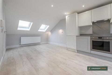 Studio to rent, Glengall Road, London, NW6