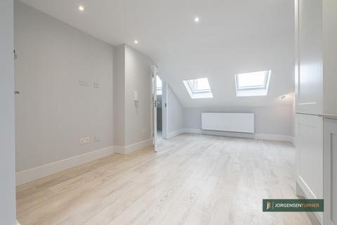 Studio to rent, Glengall Road, London, NW6