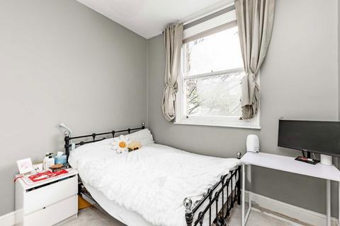2 bedroom flat to rent, Godolphin Road, London W12