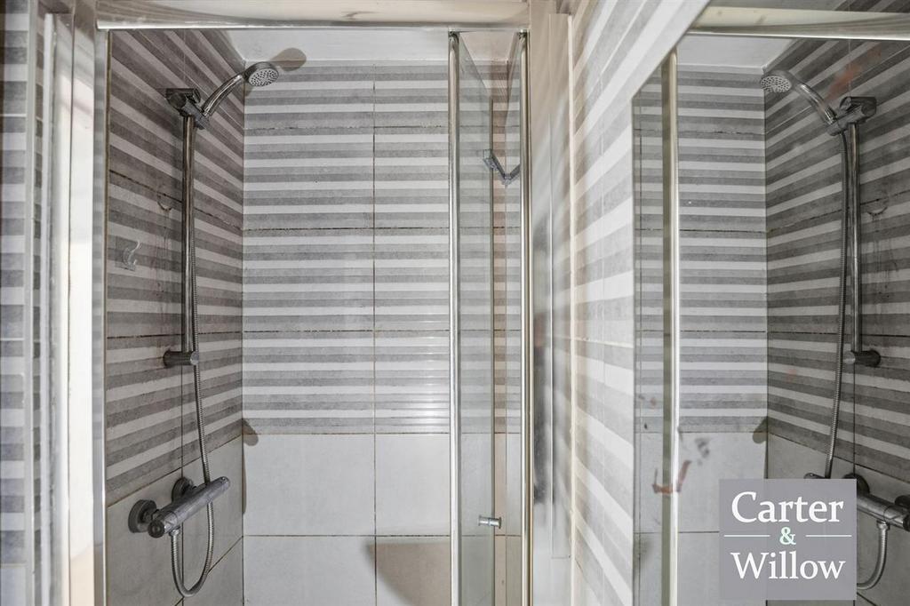 Ground shower room