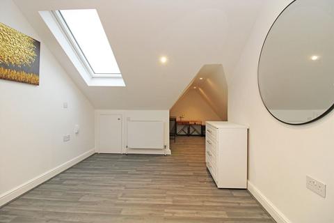 2 bedroom flat to rent, Twyford Avenue, London W3