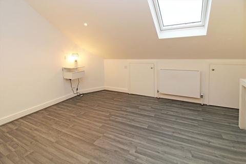 2 bedroom flat to rent, Twyford Avenue, London W3