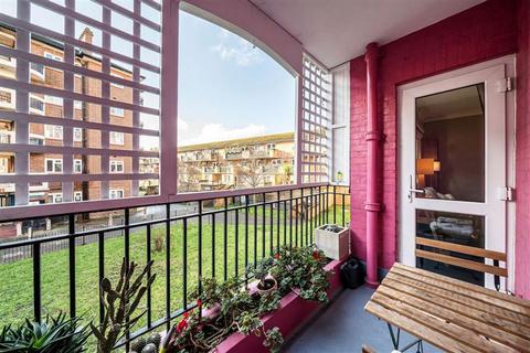 1 bedroom flat for sale, Winchester Close, London SE17