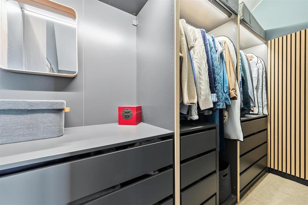 Walk in wardrobe Bed 1