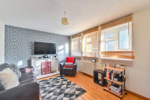 3 bedroom flat for sale, Rashleigh Court, Battersea, London, SW8