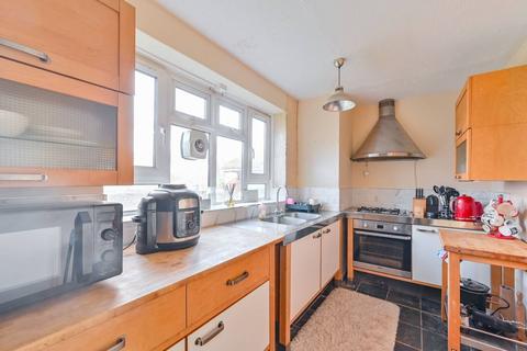 3 bedroom flat for sale, Rashleigh Court, Battersea, London, SW8