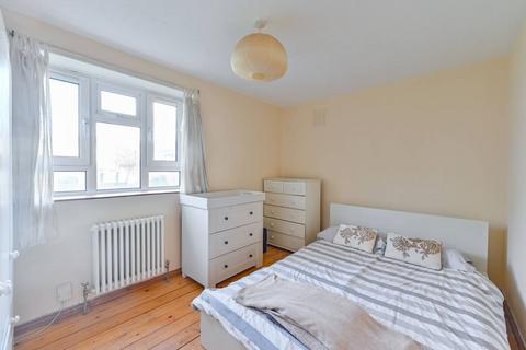 3 bedroom flat for sale, Rashleigh Court, Battersea, London, SW8