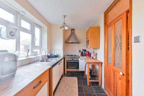 3 bedroom flat for sale, Rashleigh Court, Battersea, London, SW8