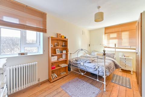 3 bedroom flat for sale, Rashleigh Court, Battersea, London, SW8