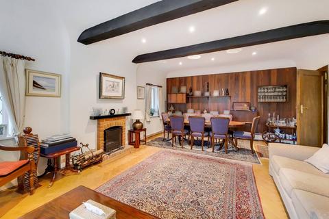 4 bedroom detached house to rent, Canons Drive, Edgware, HA8