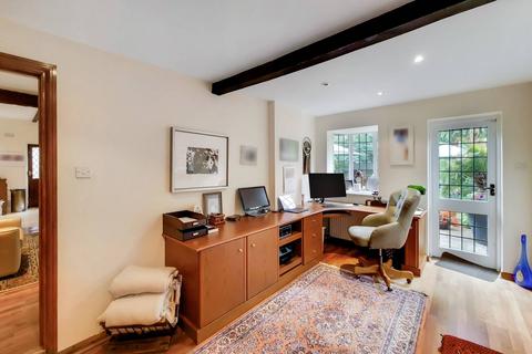4 bedroom detached house to rent, Canons Drive, Edgware, HA8