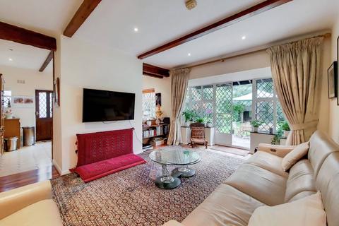 4 bedroom detached house to rent, Canons Drive, Edgware, HA8