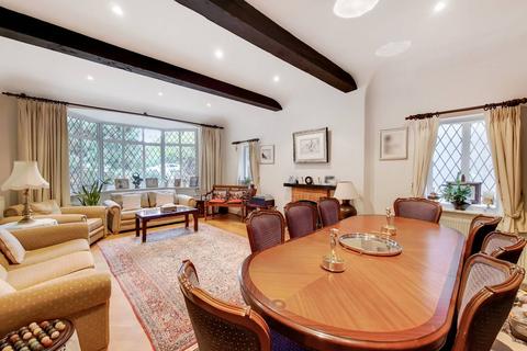 4 bedroom detached house to rent, Canons Drive, Edgware, HA8